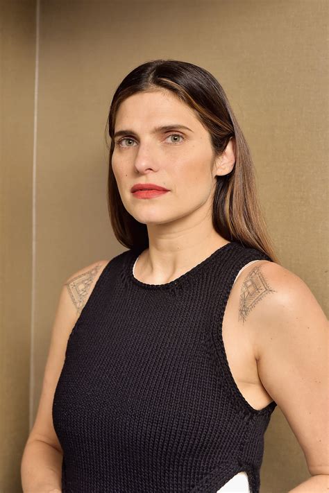 Lake Bell strips down to her underwear in stunning。